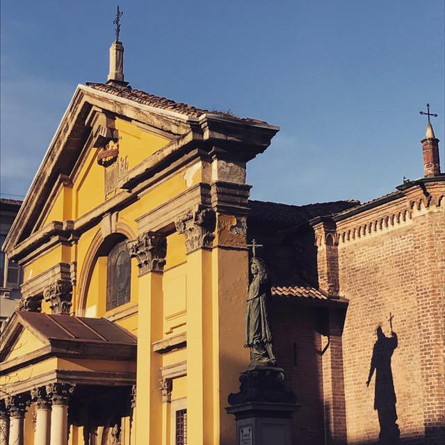 カトリックの国イタリアでは、数メーターごとに教会にぶつかると言ってもよいほど、街の至るところに教会が建っています。多くの教会の壁に見られるイエローも春のやわらかい午後の光に照らされて美しく輝きます。