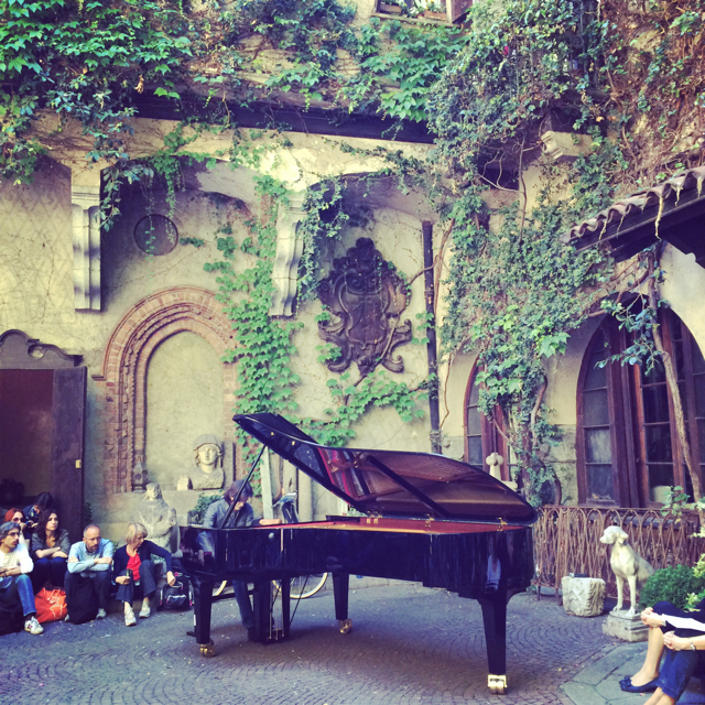 毎年5月半ばの週末に開催されるミラノピアノシティ。
ミラノの至るところでピアノの音色が聴こえ、街中が音楽で包まれる三日間。
普段は入れない一般のお宅や中庭が開放され、無料でコンサートを楽しむことができる。