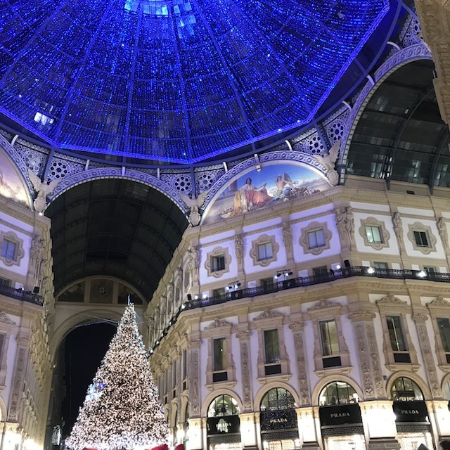 ドゥオモの隣に位置するガレリアヴィットリオエマヌエーレ2世の中央にも毎年ツリーが飾られます。
今年は、イタリアの有名なファッションブロガーであり自身のファッションブランドも持つキアラ・フェラーニが点灯しました。
クリスマスのこの時期、荘厳なガレリアはキラキラ輝き華やかさが増します。