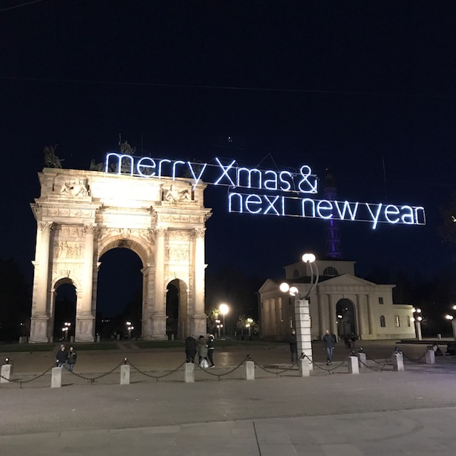 センピオーネ地区にある凱旋門も門を通して遠くにスフォルツェスコ城も見えミラノらしい光景。電光掲示板にスペルミスがあるのもまたイタリアらしく。笑
2017年にスタートしたfrom MILANO。
2018年も色々な角度からミラノの最新情報をお届けしたいと思っております。
みなさまにとって2018年が愛に溢れる素敵な一年となりますようお祈りしています。
感謝をこめて。
from MILANO  Chikako Gowa