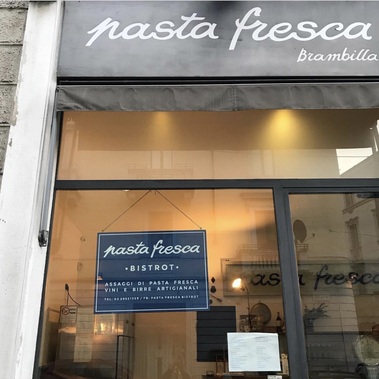フラワーショップW Fioriの隣にある、シルヴィアお薦めのフレッシュパスタの専門店、pasta fresca Brambilla(写真）では、こちらで購入してお家で美味しいパスタを楽しめるだけではなく、店内でワインやクラフトビールを飲みながらパスタ料理を頂くことができます。
彼女達の地元オススメバール・カフェは、Pandenus、そしてジェラート屋さんは、ミラノで美味しいジェラテリアの一つだというLa gelateria Concordiaは、特にフレッシュな果物がふんだんに使われているグラニータ（イタリア風フラッペ）がオススメだそう。