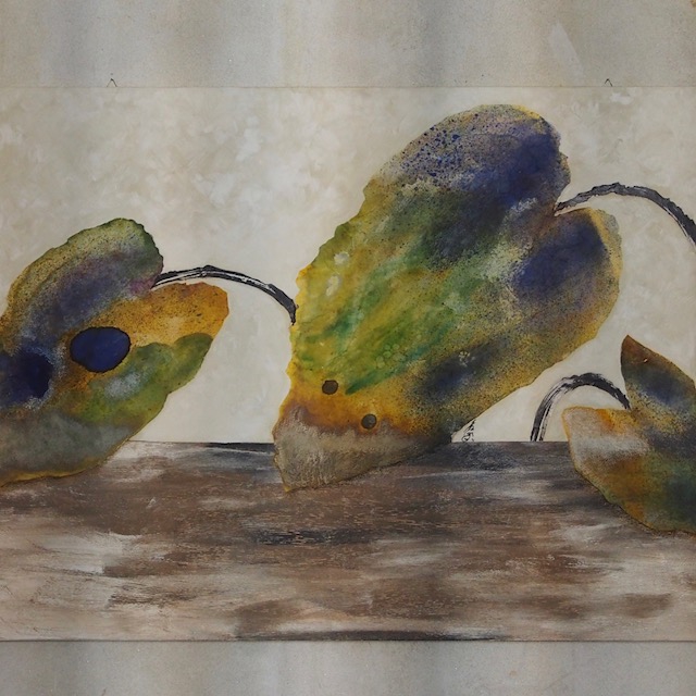 ジャンニロの今春から初夏にかけてのテーマ「ジャパニーズモダン」にぴったりの作品をミリアムのコレクションの中に数多く見つけることができる。
写真の作品は、”FOGLIE DI LOTO” (「睡蓮の葉」)。夏の花、睡蓮の葉。50~60年代のイタリアの形而上学の画家モランディにインスピレーションを得たという時間を超越した現実を描写する形而上学的作品。それは夢の世界。
また時に俳句にインスピレーションを受けて作品が生まれることもあるのだとか。
今月6月いっぱいマントヴァにてアトリエを共にシェアしているアーティスト達と展覧会を行なっているということなので、ミラノへ来たついでに車か電車で2~3時間のマントヴァまで足を運んでみてはいかがだろうか。