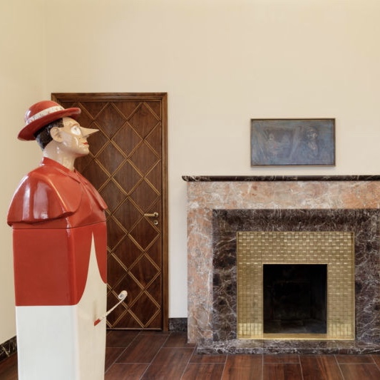 30年代の邸宅にGalleria Massimo de Carlo(マッシモデカルロギャラリー)というMassimo De Carlo氏が運営するミラノにおける三つ目のアートギャラリーが誕生した。この新しい邸宅ギャラリーを様々なメディアが取り上げ、オープン前から多くの人々の興味をそそり、オープニング当日は長蛇の列。