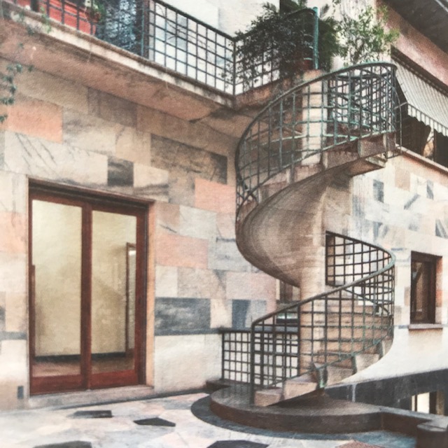 テラスにある螺旋階段も大理石で出来ており、1933年にポルタルッピがミラノトリエンナーレVのために設計したものをこの邸宅へ持ってきたそうだ。壁面の大理石の色の組み合わせの洒落ていること、イタリア人が持つセンスの良さに惚れ惚れする。