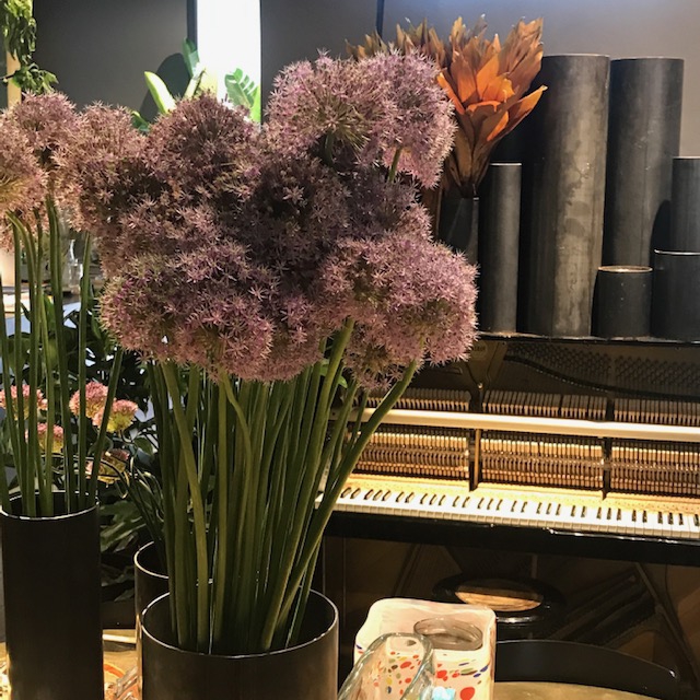 人々が気軽に集まって、皆で楽しいひとときを過ごす時間が大好きな彼女のお店には、FIORIにもPOTAFIORIにもピアノが一台ずつ置いてあり、ロザルバが時々インプロビゼーションで歌う時に使われる。お客様のご要望によってロザルバ自身が花束を抱えて一般宅を訪れ、セレナータを歌うこともあるのだとか。また、花束につけるカードに花束を受け取る人に当てたロザルバからのメッセージと歌が録音されたQRコードをつけるギフトサービスもおこなっている。ジャズシンガーとしてブルーノートで歌うこともある彼女、私も何度か彼女の歌声を聴きに行ったことがあるが、話す時にも歌っているようで、とても心地良い軽いエネルギーを発していた。POTAFIORIのPOTAは彼女の出身地ベルガモの方言で女性の子宮を意味するという。新しい命が生まれる容器の役割を果たす場所。そこから新しいアイディアや発想が生まれる器のような場所、ここを訪れる人々(彼女はpotafamily と呼んでいる)を包み込む場所にしたいという彼女の願いからロゴも鉢の容器の形をしている。