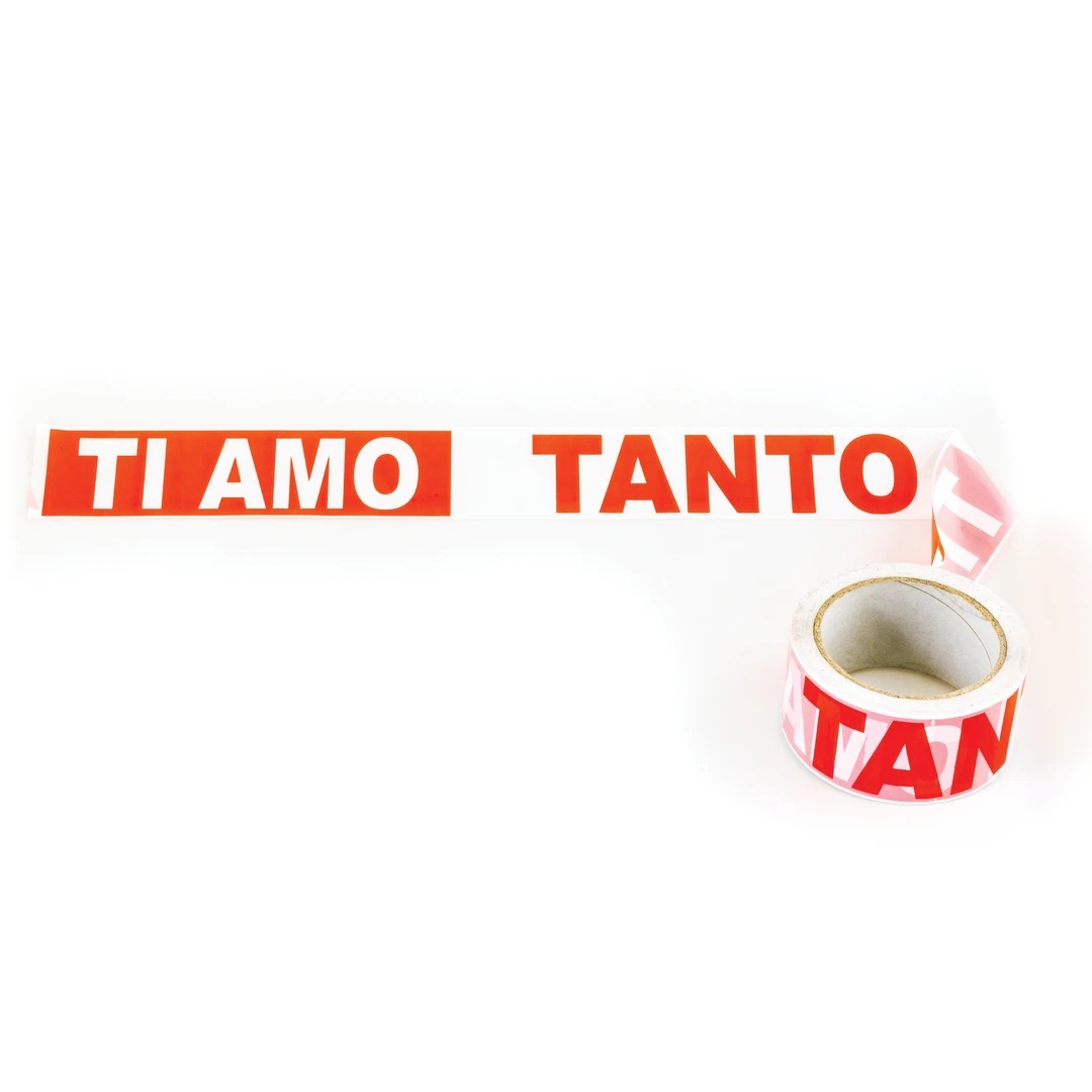 2018年、自分自身を作品で表現していこうという決意のもと、ブランド名を自身の名前、Viola Pisentiに改名。彼女のクリエーションには、彼女自身が投影されていて、ポジティブで、明るくて、軽やかな気分になるメッセージが込められている。ジュエリー以外にも、TI AMO TANTO ( とっても愛してる）と書かれたガムテープ(写真: violapisenti.comより転載)や、Come on baby light my fireと書かれたマッチなどなど、手に取った瞬間思わず笑みがこぼれてしまうものばかり。
ウィットに富んだ彼女のジュエリーは、彼女持ち前のポジティブなパワーが宿っていて、身につけるだけで元気になる。