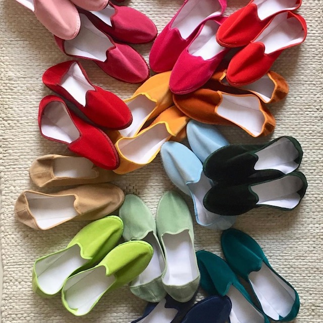 色とりどりのカラフルなベルベットシューズ。(写真は@casadelbiancomilanoのインスタより転載)
ミラノではLe friulane(フリウラーネ=フリウリ地方伝統シューズ)の名で知られ、発祥の地フリウリ地方ではScarpez(スカルペッツ)という名称で知られる靴。使い古しのものを集めて再利用するというサスティナブルな考え方が形になった靴だ。