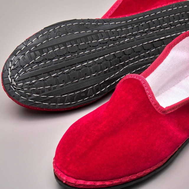 18世紀には滑りにくいソールとゴンドラを傷つけないということからゴンドラ漕ぎも履くようになったというフリウラーネ。その後はヴェネツィアの貴族の間でも愛用されたという。元は貧しい庶民が家族のために一家の女性が生地の切れ端など使い古しのものを集めて全て手縫いで作った再利用靴で、靴底には古い自転車のタイヤが使われている。(写真参照) 中には刺繍などの装飾が施されているものもある。何世紀にもわたり、生地の端切れを重ね、靴を補強するためにひもでハンドキルティングして作られるソールという製造技術と靴のスタイルは変わらない。一足一足が全て手作業で行われているため、毎回入荷する数にも限りがあるとのことなのだ。