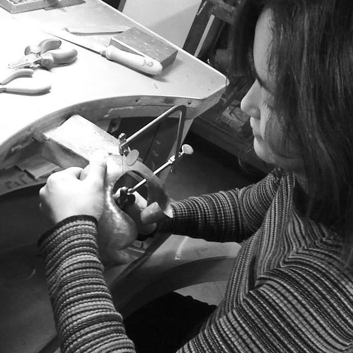 2018年よりイタリアで個人事業主となって活動している江美さんだが、約15年ミラノのイゾラ地区にあるアトリエ兼ジュエリーショップでクリエイターグループの一人として培った経験がいまの彼女を作っていると言う。彼女のマエストロ(ジュエリーの師匠)もイゾラで活動していて、陶器、ガラスなどのあらゆる分野のアーティストがいるこの地域はクリエイター達にとってお互いに刺激しあえる環境であり、ショップでは他のクリエイター達と共同でコレクションを製作していたそうだ。こちらのショップでは、福祉やサスティナビリティにも力を入れていて障害を持った方がクリエイターの中にもいて、共にアイディアを出しあってさまざまなプロジェクトを生み出したり、環境に優しいものやリサイクルものを使うことを重要視していた。