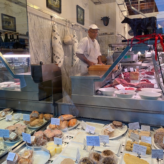 チャイナタウンエリアにある1931年創業の老舗精肉店、Macelleria Sirtori。イタリアでは、住まいの近くにある肉屋さんを利用する人が多いが、ここにわざわざ肉を買い求めに来るミラネーゼは数知れず。なぜなら、Macelleria Sirtoriではバイオダイナミック農法で育てられた家畜の肉やサラミ、チーズ、卵そして野菜に至るまで手に入るからだ。