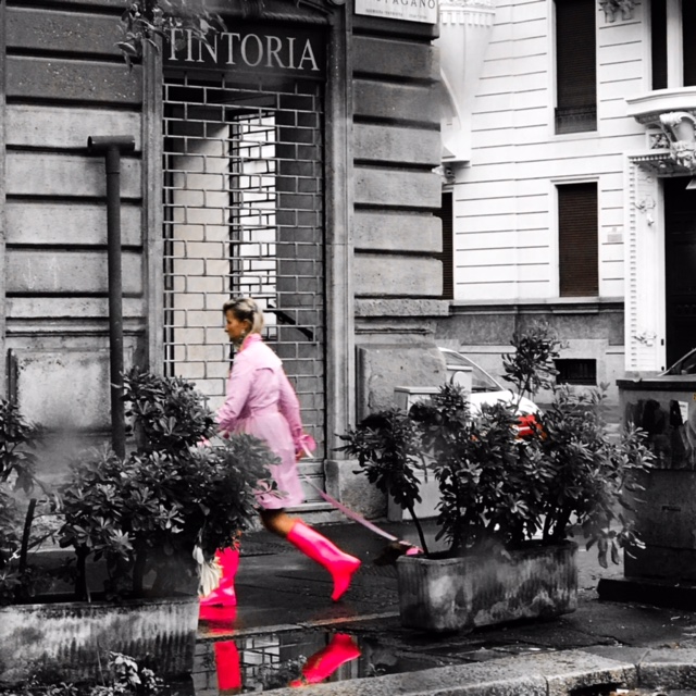 モノクロ写真ではありませんが、小雨降る中、犬の散歩をしていたご婦人。どんよりとした曇り空で町全体がグレーな雰囲気の中、全身ピンクの装いをエレガントに着こなし颯爽と歩くミラネーゼの姿にハッとさせられます。

